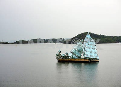 Installation in the form of a yacht