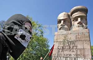 Националисты попытались разрушить  памятник чекистам в Киеве