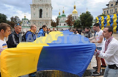 Самый больший в мире флаг Украины развернули на Софийской площади