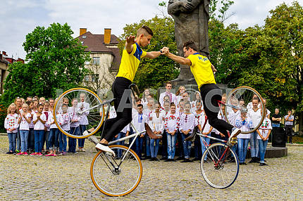 Велосипедисты демонстрируют трюки 