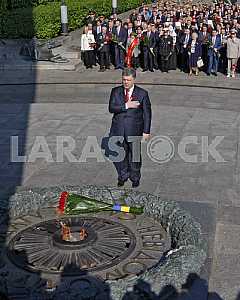 Petro Poroshenko lay flowers at the Tomb of the Unknown Soldier