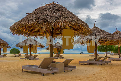 Соломенные зонты на пляже									