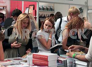 Покупатели выбирают книги