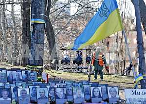 Public cleaning for commemorate the Day of Heroes Heavenly hundreds