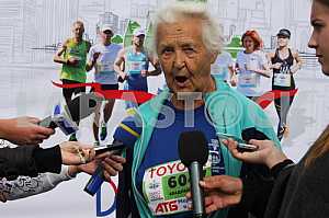 89-летняя Владлена Кокина на финише «Днипро Эко Марафона»