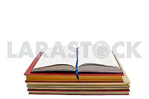Открытый блокнот, на стопке книг, белый фон