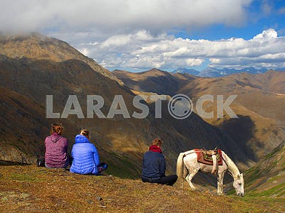 Туристы и лошадь на перевале									