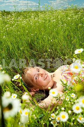 Красивая девушка с удовольствием в поле