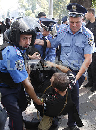 Opponents of changes to Ukrainian Constitution clash with police in front of Ukrainian Parliament in Kiev