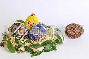 Пасхальные яйца в корзине