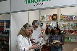Customers choose books to publishers forum