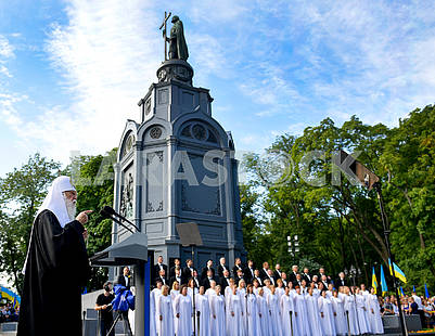 Metropolitan Filaret at the monument to Vladimir