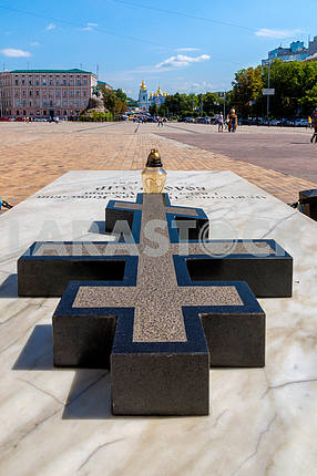 Могила украинского   правозащитника, патриарха Владимира (Василий Романюк) на Софийской площади в Киеве
