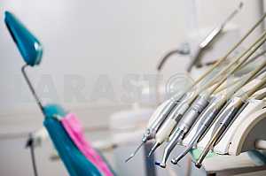Стоматологический инструмент в клинике стоматологов. Операция, замена зуба.