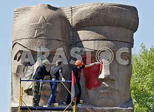 Nationalists tried to destroy a monument to Cheka in Kiev