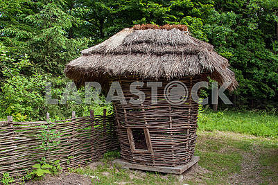 Традиционный кукурузный сарай для хранения кукурузных початков у крестьянина