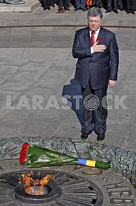 Petro Poroshenko lay flowers at the Tomb of the Unknown Soldier