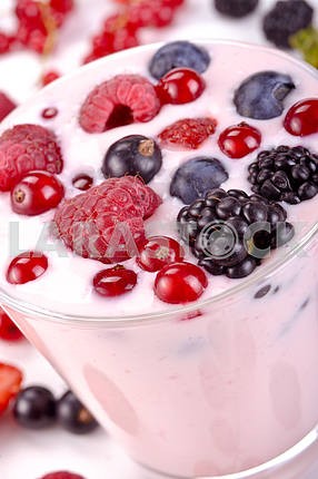 Berry yogurt with berries