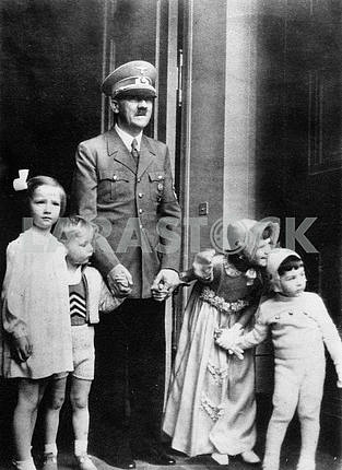 Adulf Hitler with children.
