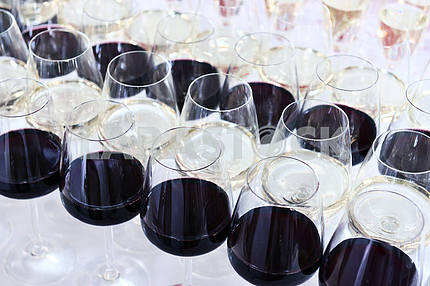 несколько стаканов красного вина