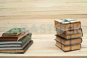 Стек книг в твердом переплете, изолированных на белом фоне. Обратно в школу. Копирование пространства