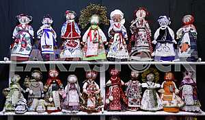 Разнообразные куклы-мотанки на стенде