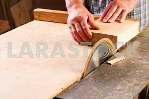 Столярные инструменты на деревянном столе с опилками. Циркулярная пила. Вид сверху рабочего места плотника