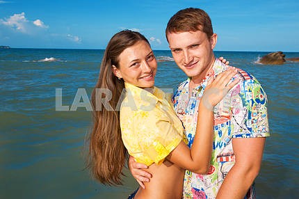 Влюбленная пара на пляже