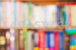 Стек книг в твердом переплете на деревянном столе. Обратно в школу. Копирование пространства. Вид сверху