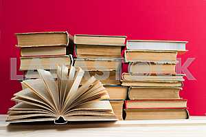 Стек книг в твердом переплете на синей ткани. Обратно в школу. Копирование пространства