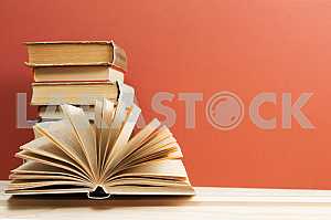 Стек книг в твердом переплете на синей ткани. Обратно в школу. Копирование пространства