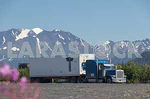 Blue Truck Peterpilt goes on the road