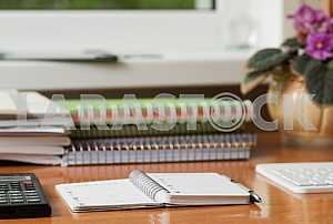 Стек книг в твердом переплете на деревянном столе. Обратно в школу. Копирование пространства. Вид сверху