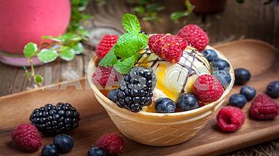 Свежие,вкусные спелые ягоды и фрукты полезны для здоровья!