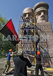 Националисты попытались разрушить  памятник чекистам в Киеве