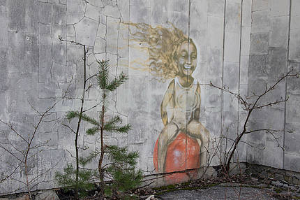 Граффити на стене в Припяти (девочка на шаре)