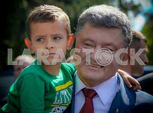 Президент Петр Порошенко с мальчиком на руках