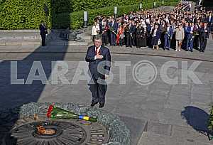 Petro Poroshenko lay flowers at the Tomb of the Unknown Soldier