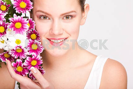 Портрет Красивая девушка с цветком. Фокус на глазах