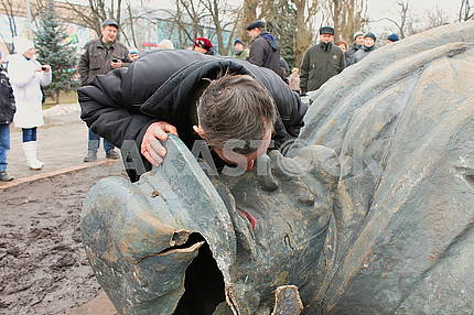 Demolition of the monument to Lenin