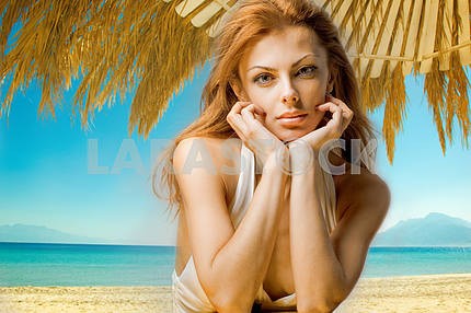 красивая женщина на фоне пляжа