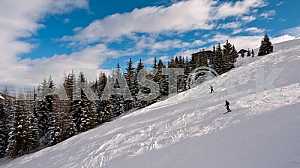 Лижники на лыжных альпийских трассах