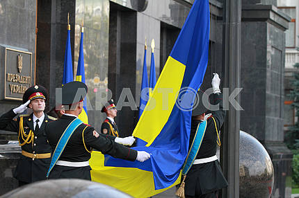 Servicemen of the Guard of Honor Company with the flag