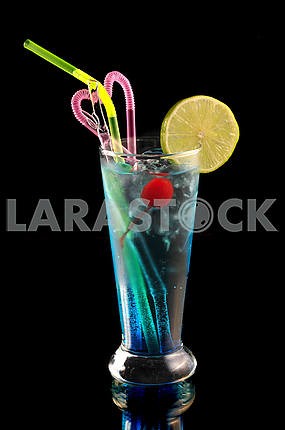 blue cocktail with ice and lime