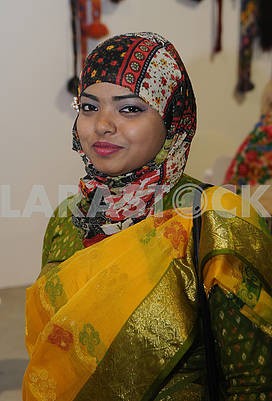 Девушка в индийском костюме										