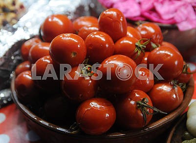 Квашеные помидоры на тарелке