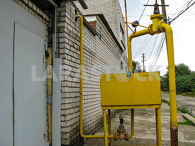 Gas distribution box and gas pipeline with valves on the street