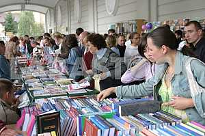 Customers choose books to publishers forum
