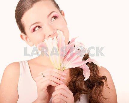 Портрет Красивая девушка с цветком.