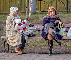 From Kiev are resting in the park in early spring